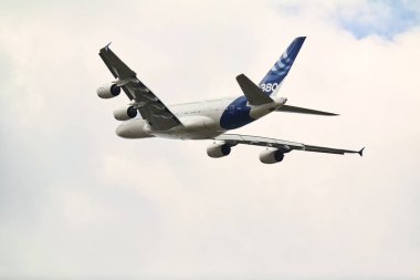 Le Bourget, Fransa - 24 Haziran 2017. Uluslararası Havacılık ve kayma toplantı gösteri Paris bulutlu gökyüzü altında uçan büyük yolcu uçak