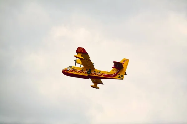 ブルジェ フランス 2017 航空と空間の国際会議 Nearparis に雲と空を飛んでいる小さな黄色赤い水上飛行機ハイドロ プレーン — ストック写真