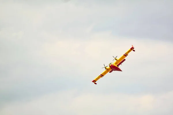 ブルジェ フランス 2017 航空と空間の国際会議 Nearparis に雲と空を飛んでいる小さな黄色赤い水上飛行機ハイドロ プレーン — ストック写真