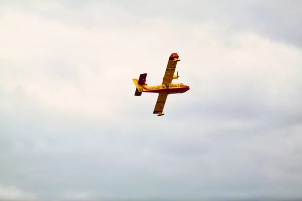 ブルジェ フランス 2017 航空と空間の国際会議 Nearparis に雲と空を飛んでいる小さな黄色赤い水上飛行機ハイドロ プレーン — ストック写真