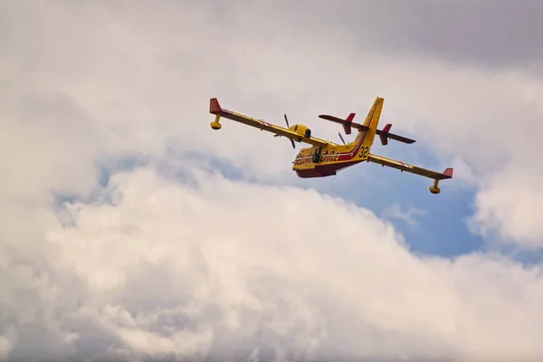 Bourget Frankreich Juni 2017 Kleines Gelb Rotes Wasserflugzeug Fliegt Mit — Stockfoto