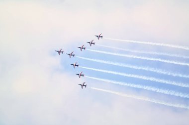 Le Bourget, Fransa - 24 Haziran 2017. Kırmızı mavi beyaz duman ile gökyüzünde uçan akrobasi ve görüntü göster. International Airshow akrobasi Havacılık ve mekansal toplantıda yapmak Fransız Patrouille de France takım.