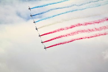 Le Bourget, Fransa - 24 Haziran 2017. Kırmızı mavi beyaz duman ile gökyüzünde uçan akrobasi ve görüntü göster. International Airshow akrobasi Havacılık ve mekansal toplantıda yapmak Fransız Patrouille de France takım.