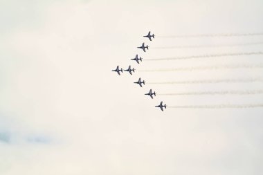 Le Bourget, Fransa - 24 Haziran 2017. Kırmızı mavi beyaz duman ile gökyüzünde uçan akrobasi ve görüntü göster. International Airshow akrobasi Havacılık ve mekansal toplantıda yapmak Fransız Patrouille de France takım.