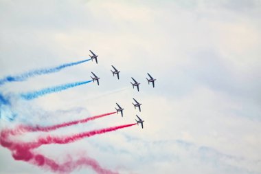 Le Bourget, Fransa - 24 Haziran 2017. Kırmızı mavi beyaz duman ile gökyüzünde uçan akrobasi ve görüntü göster. International Airshow akrobasi Havacılık ve mekansal toplantıda yapmak Fransız Patrouille de France takım.