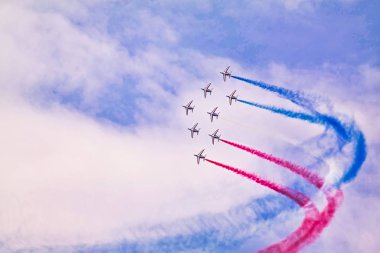Le Bourget, Fransa - 24 Haziran 2017. Kırmızı mavi beyaz duman ile gökyüzünde uçan akrobasi ve görüntü göster. International Airshow akrobasi Havacılık ve mekansal toplantıda yapmak Fransız Patrouille de France takım.