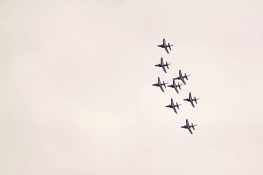Le Bourget, Fransa - 24 Haziran 2017. Kırmızı mavi beyaz duman ile gökyüzünde uçan akrobasi ve görüntü göster. International Airshow akrobasi Havacılık ve mekansal toplantıda yapmak Fransız Patrouille de France takım.