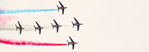 法国勒布尔吉特 2017年6月24日 飞行显示和特技飞行显示在天空中的红色蓝色白烟 法国帕特鲁耶 德法里队在国际航展航空和空间会议上表演 — 图库照片