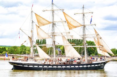 Rouen, Fransa - Temmuz yaklaşık, 2016. Rouen, tekneler galleon Armada sonu Seine Nehri üzerinde gemi. Donanma tekne deniz ulaşım. Fransa çok önemli Uluslararası Festivali sergi geçit töreni.