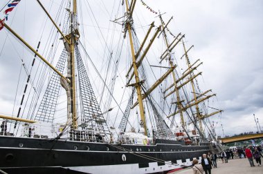 Rouen, Fransa - Temmuz yaklaşık, 2016. Rouen, tekneler galleon Armada sonu Seine nehrinde limanda gemi. Donanma tekne deniz ulaşım. Fransa çok önemli Uluslararası Festivali sergi geçit töreni.