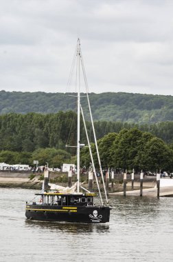 Rouen, Fransa - Temmuz yaklaşık, 2016. Rouen, tekneler galleon Armada sonu Seine Nehri üzerinde gemi. Donanma tekne deniz ulaşım. Fransa çok önemli Uluslararası Festivali sergi geçit töreni.