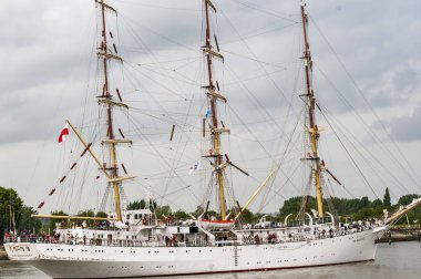 Rouen, Fransa - Temmuz yaklaşık, 2016. Rouen, tekneler galleon Armada sonu Seine Nehri üzerinde gemi. Donanma tekne deniz ulaşım. Fransa çok önemli Uluslararası Festivali sergi geçit töreni.