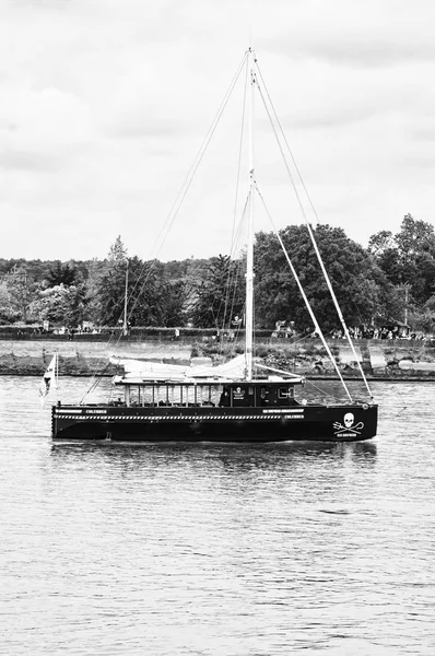 法国鲁昂 2016年7月 鲁昂的舰队结束时 船在塞纳河上装船 海军船海运 非常重要的国际节日展览游行在法国 — 图库照片
