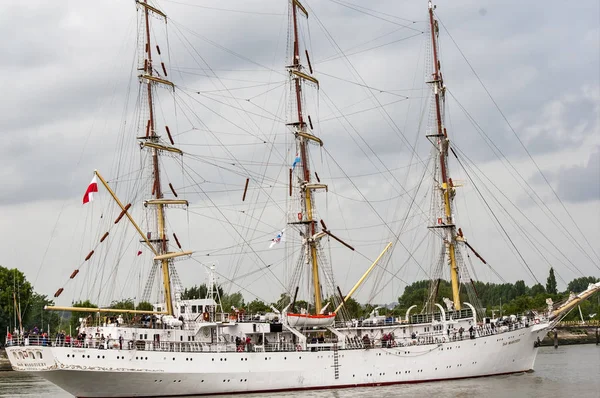 Rouen, Fransa - Temmuz yaklaşık, 2016. Rouen, tekneler galleon Armada sonu Seine Nehri üzerinde gemi. Donanma tekne deniz ulaşım. Fransa çok önemli Uluslararası Festivali sergi geçit töreni.