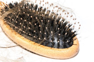 Saç dökülmesi lavabo üzerinde. Uzun kahverengi saçlı beyaz Havzası Banyo üzerinde ahşap fırça ile. Sağlık kavramı