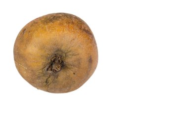 Beyaz arka planda kırışıklıkları olan eski elma,