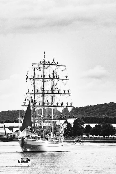 Cvavatemoc naam oude houten boot op de rivier de Seine Armada Parade tentoonstelling zwart-wit — Stockfoto
