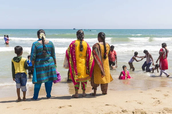 Masi Magam Fesztivál, Puduchery, Pondichery, Tamil Nadu, India - március 1, 2018. Csoport azonosítatlan indiai nők férfiak fürdés a tengerben, a strandon — Stock Fotó