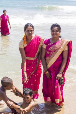 Masi Magam Festivali, Puduchery, Pondichery, Tamil Nadu, Hindistan - 1 Mart 2018. Grup kimliği belirsiz Hintli kadın adam sahilde denizin içinde banyo