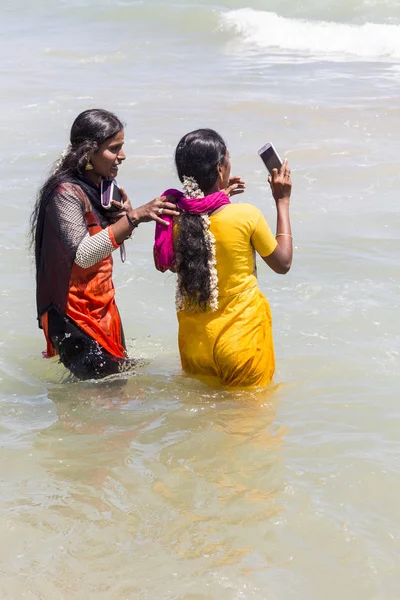 MASI MAGAM FESTIVAL, PUDUCHERY, PONDICHERY, TAMIL NADU, INDIA - 1 de marzo de 2018. Mujeres indias no identificadas bañándose en el mar, en la playa — Foto de Stock