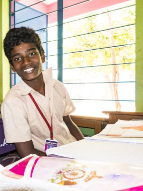 Okulda sınıfta gülüyor gülümseyen mutlu komik çocuklar arkadaşlar çocuk sınıf arkadaşları.