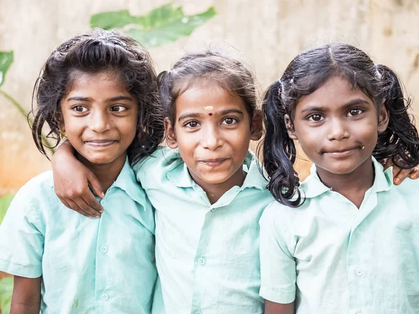 Besten Kinder Freunde Mädchen Klassenkameraden lächelnd stehend mit Hand auf Schulter in der Schule. multiethnische Schulkinder genießen Freundschaft. — Stockfoto