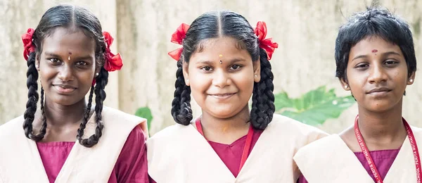 Fröhliche lustige Kinder Freunde Mädchen Klassenkameraden lächelnd in der Schule. Banner in panoramischer Größe — Stockfoto