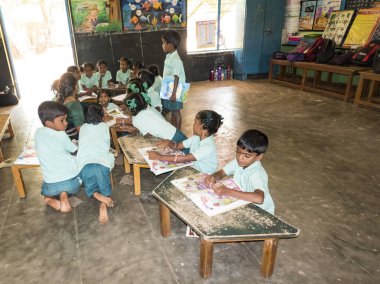 Çocuk grubu arkadaşları okul yerinde kapalı yerde oturan kitap ile eğitim sınıf arkadaşı. Dostluk zevk okul çocuklar