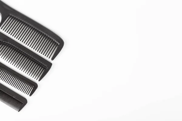 Strumenti per capelli, concetto di bellezza e parrucchiere - pettini diversi su sfondo bianco — Foto Stock