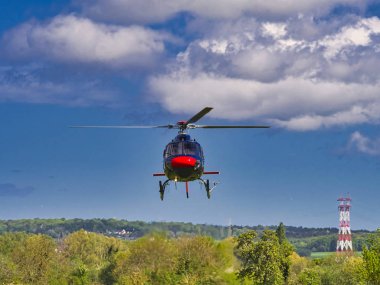 Bulutlar ile mavi gökyüzünde uçan helikopter uçak