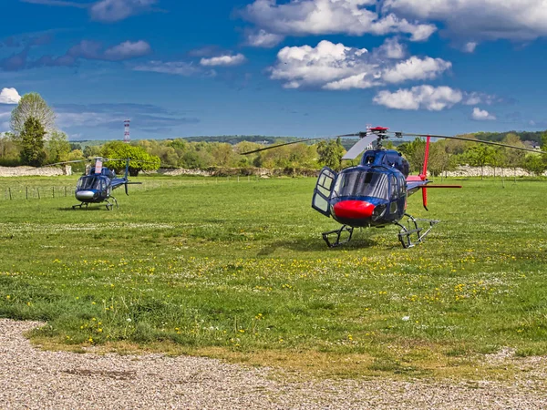 Hubschrauber steht auf grünem Rasen, niemand — Stockfoto