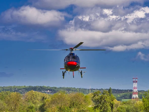 Latający samolot helikoptera w błękitnym niebie z chmurami — Zdjęcie stockowe