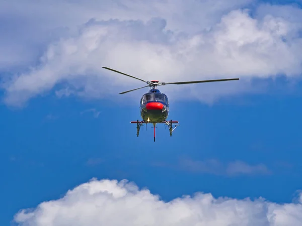 Latający samolot helikoptera w błękitnym niebie z chmurami — Zdjęcie stockowe