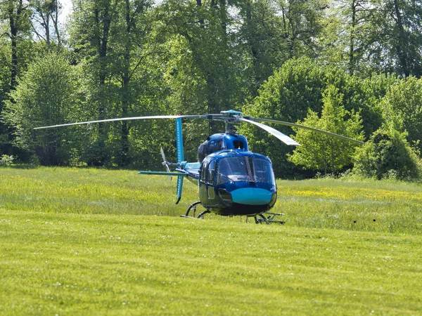Hubschrauber steht auf grünem Rasen, niemand — Stockfoto