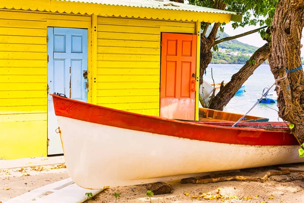 Красивий яскравий дерев'яний будинок на морській стороні з барвистим дерев'яним човном спереду . — стокове фото
