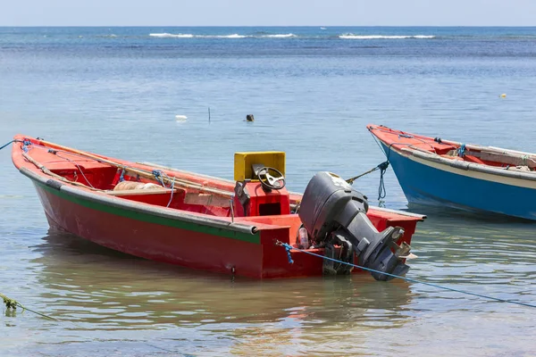 Маленькие деревянные разноцветные лодки на чистой воде океана — стоковое фото