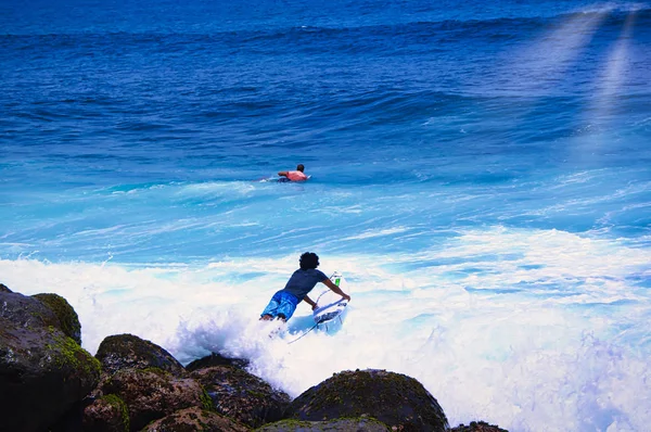 Surfeur à la recherche d'une vague sur l'océan Atlantique français — Photo