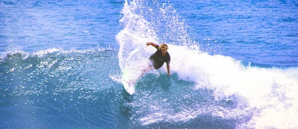 海岸近くの海の波をキャッチする男。エクストリームウォータースポーツとアウトドアアクティブライフスタイル。テキスト用のコピースペース付き。- 画像 — ストック写真