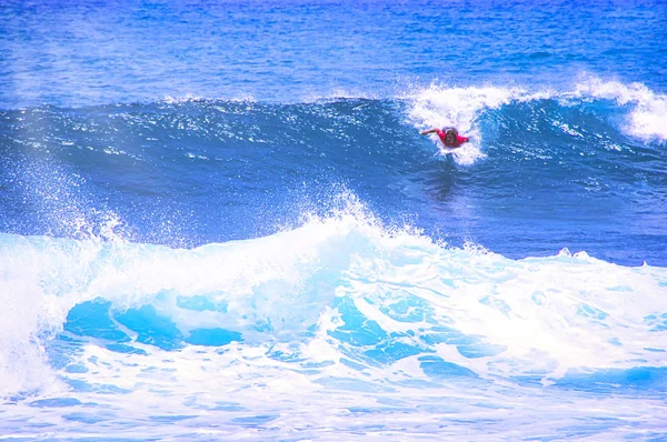 Um homem a apanhar uma onda oceânica perto da costa. Esportes aquáticos extremos e estilo de vida ativo ao ar livre. Com espaço de cópia para texto. - Imagem — Fotografia de Stock