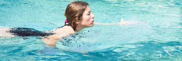 Fröhliche Seniorin entspannt im Schwimmbad — Stockfoto