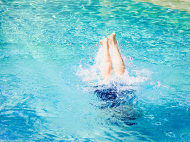 Olgun kadın tropik suda bir dauphin gibi yüzme oynuyor