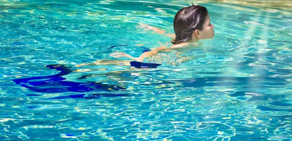 Rapaz na piscina. Bonito adolescente rapaz . — Fotografia de Stock