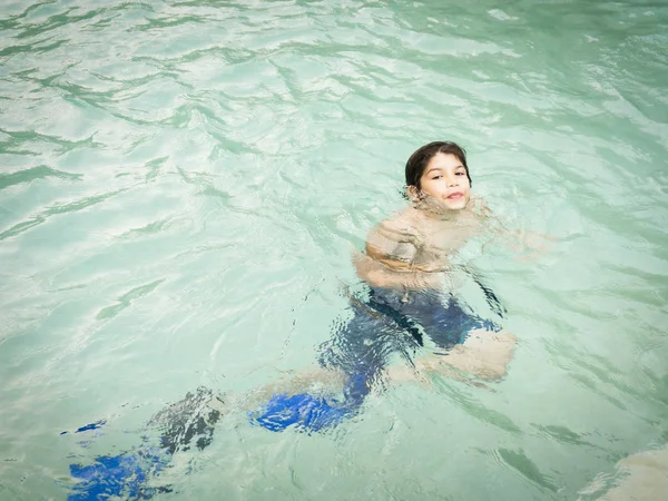 Junge im Schwimmbad. niedlicher Teenager. — Stockfoto