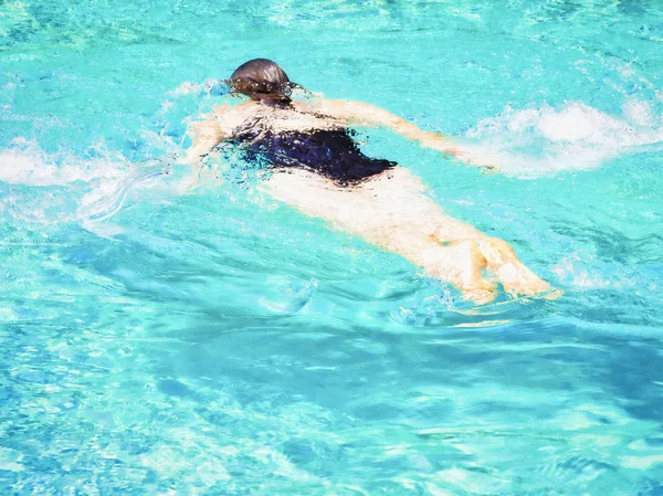 Mulher sênior alegre relaxando na piscina — Fotografia de Stock