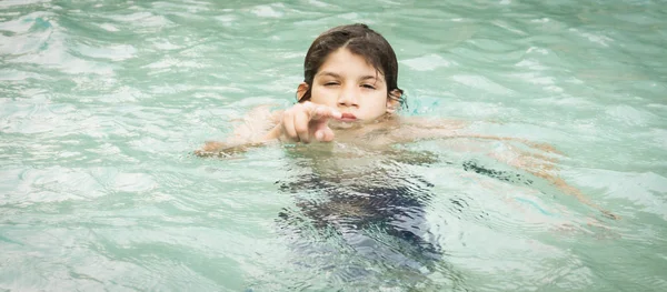 Un adolescente serio en la piscina del parque acuático. Lindo niño que se divierte agradable tiempo de vacaciones . — Foto de Stock