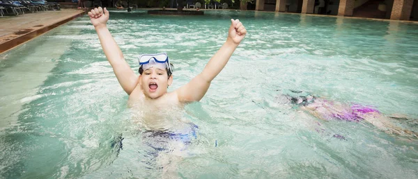 Feliz adolescente en la piscina del parque acuático. Lindo niño que se divierte agradable tiempo de vacaciones . — Foto de Stock