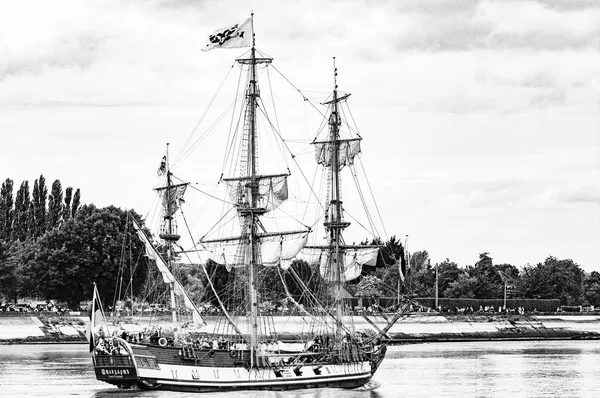 Navio barco no rio Sena exibição desfile Armada — Fotografia de Stock