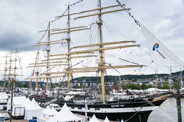 Desfile alto no porto de Rouen durante a ARMADA — Fotografia de Stock