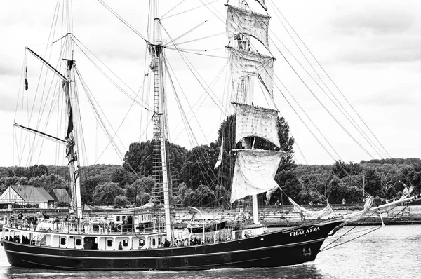 THALASSA nombre viejo barco de madera en el río Sena Armada desfile exposición en blanco y negro — Foto de Stock