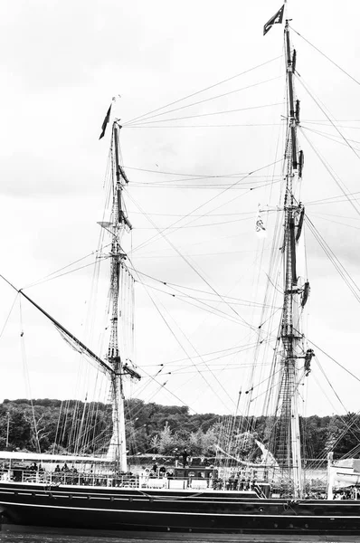 AMSTERDÃO nome velho barco de madeira no rio Sena Armada desfile exposição preto e branco — Fotografia de Stock